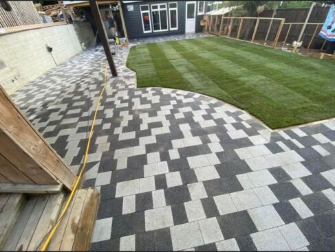 white black block paving garden patio grass 02