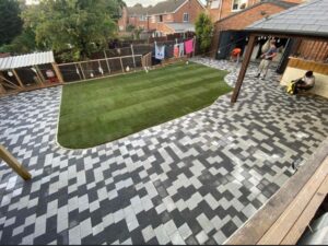 white black block paving garden patio grass 04